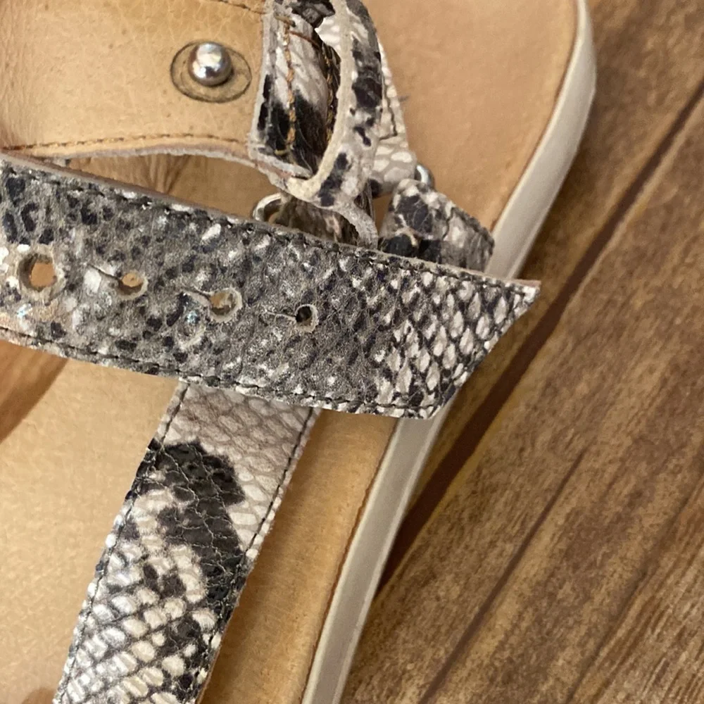 Tommy Bahama Inisha Reflexology Leather Snakeskin Black cream sandals size 9